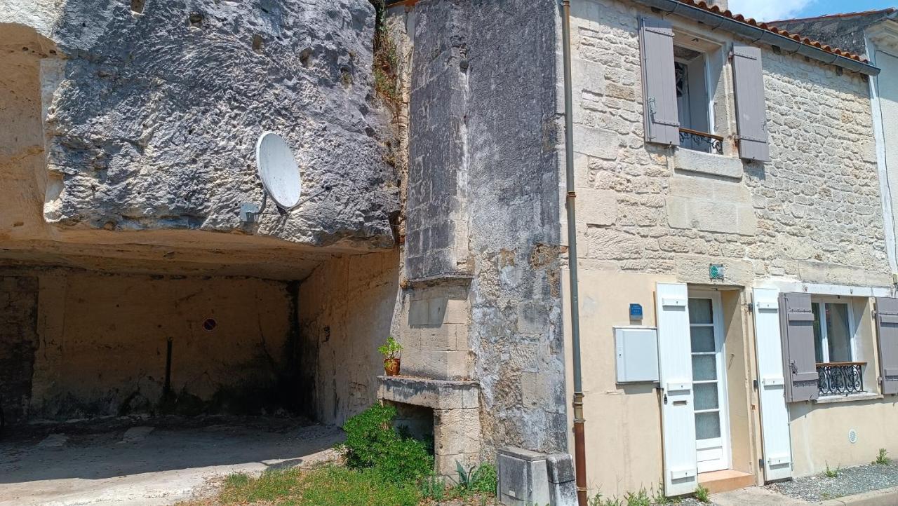 Meuble De Tourisme Petit Chail Saint Savinien Exterior photo